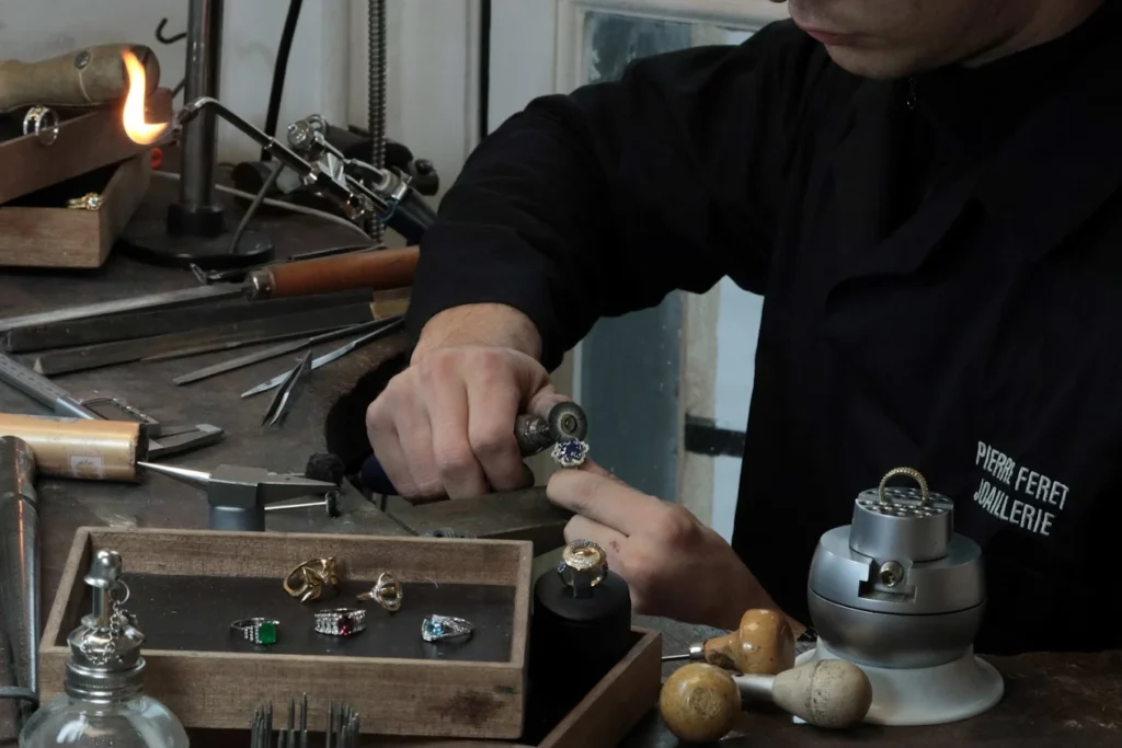 Artisan joaillier au travail – Atelier Pierre Feret Fontainebleau