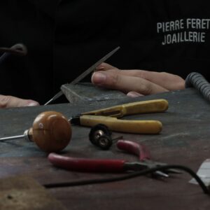 Joaillier à l'établi dans l'atelier Pierre Feret Fontainebleau