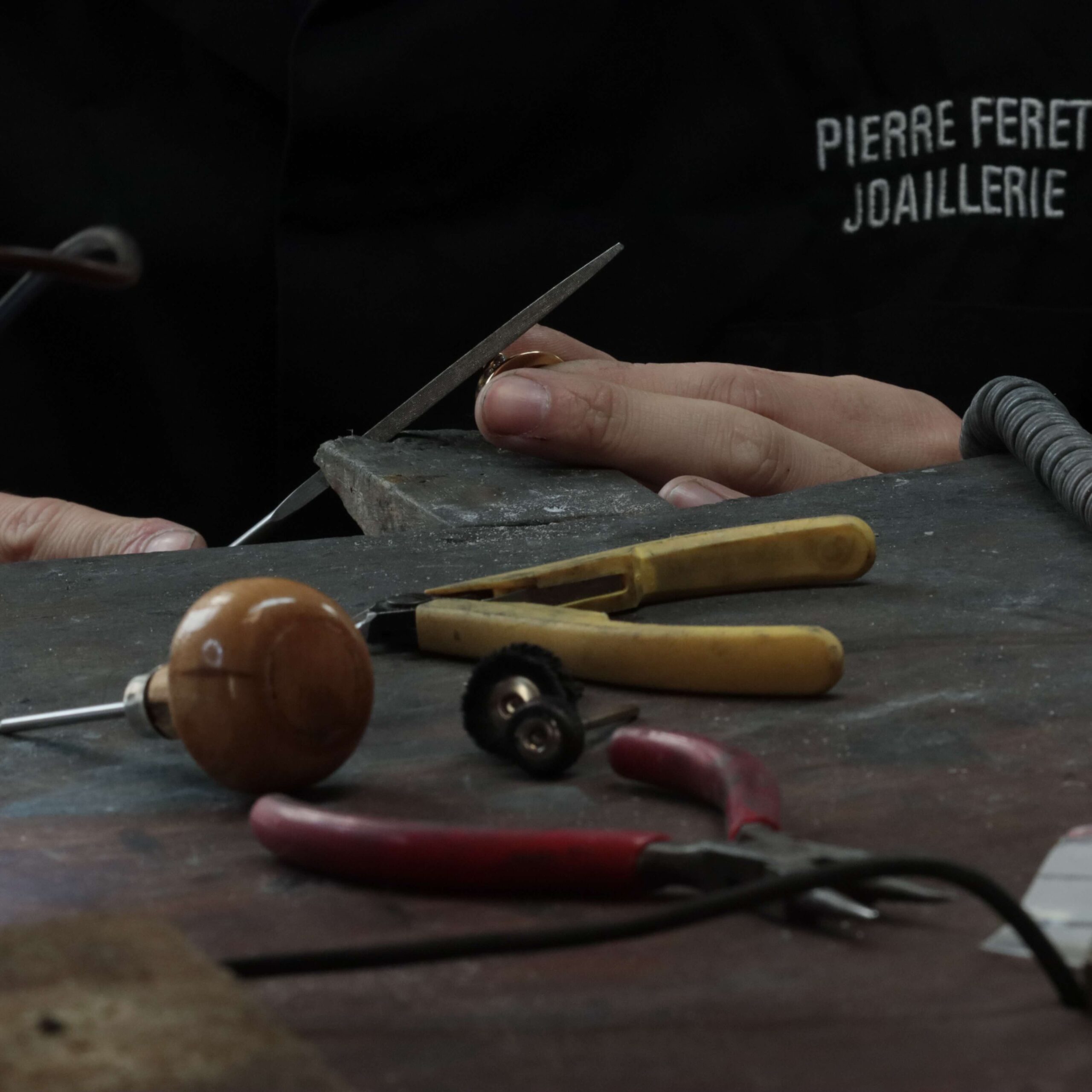 You are currently viewing À quelle main se porte la bague de fiançailles ?