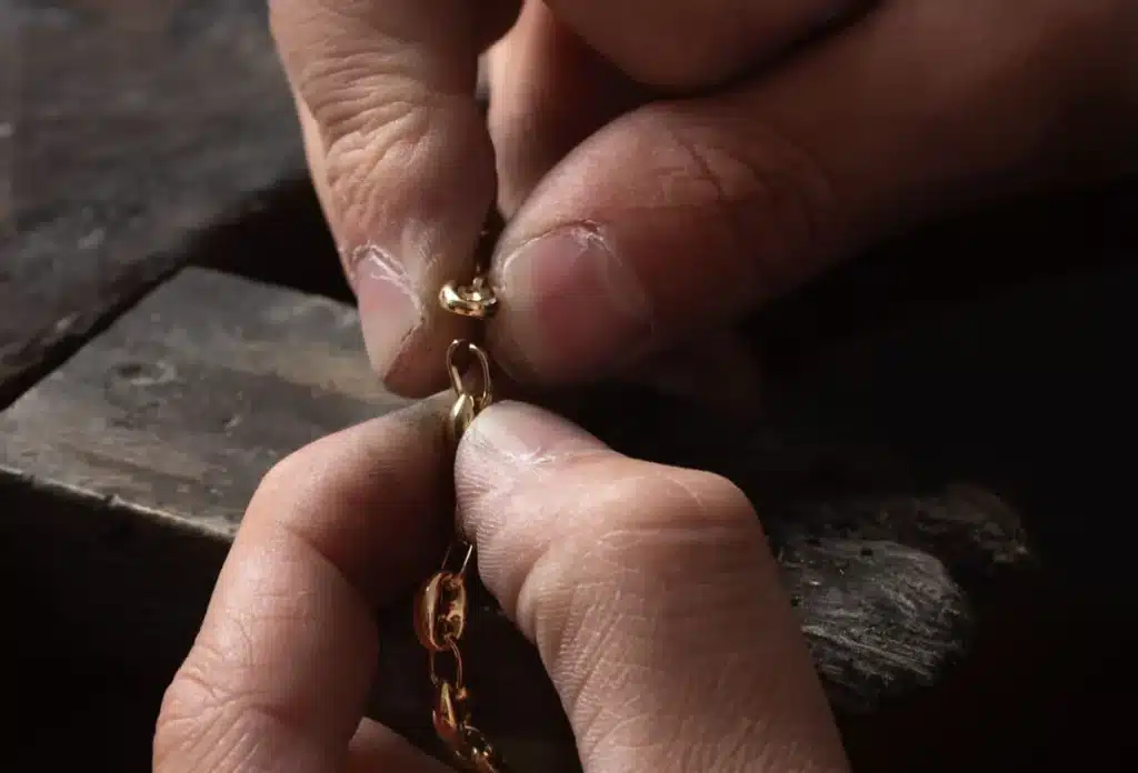 Réparation et restauration d’une chaîne ancienne à Fontainebleau