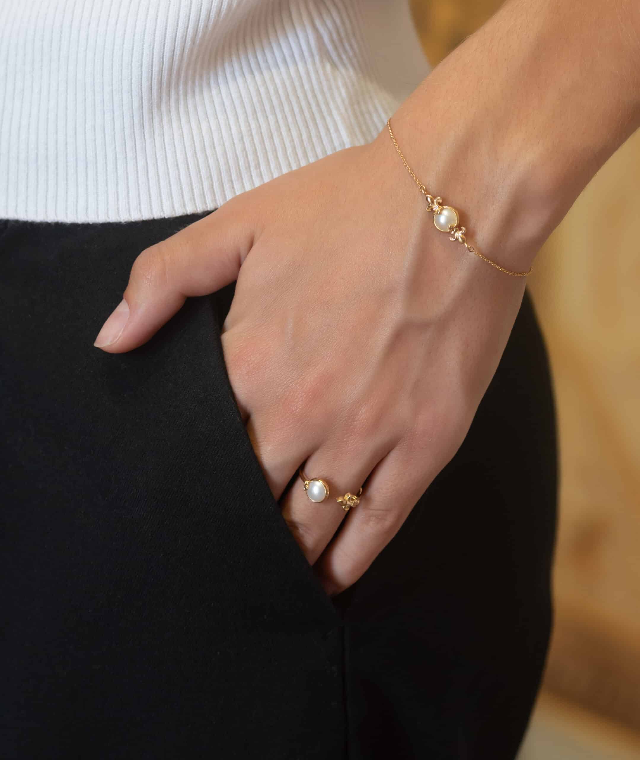 Bracelet et bagues Fleur de lys portés – Capsule Joaillière Bellifontaine