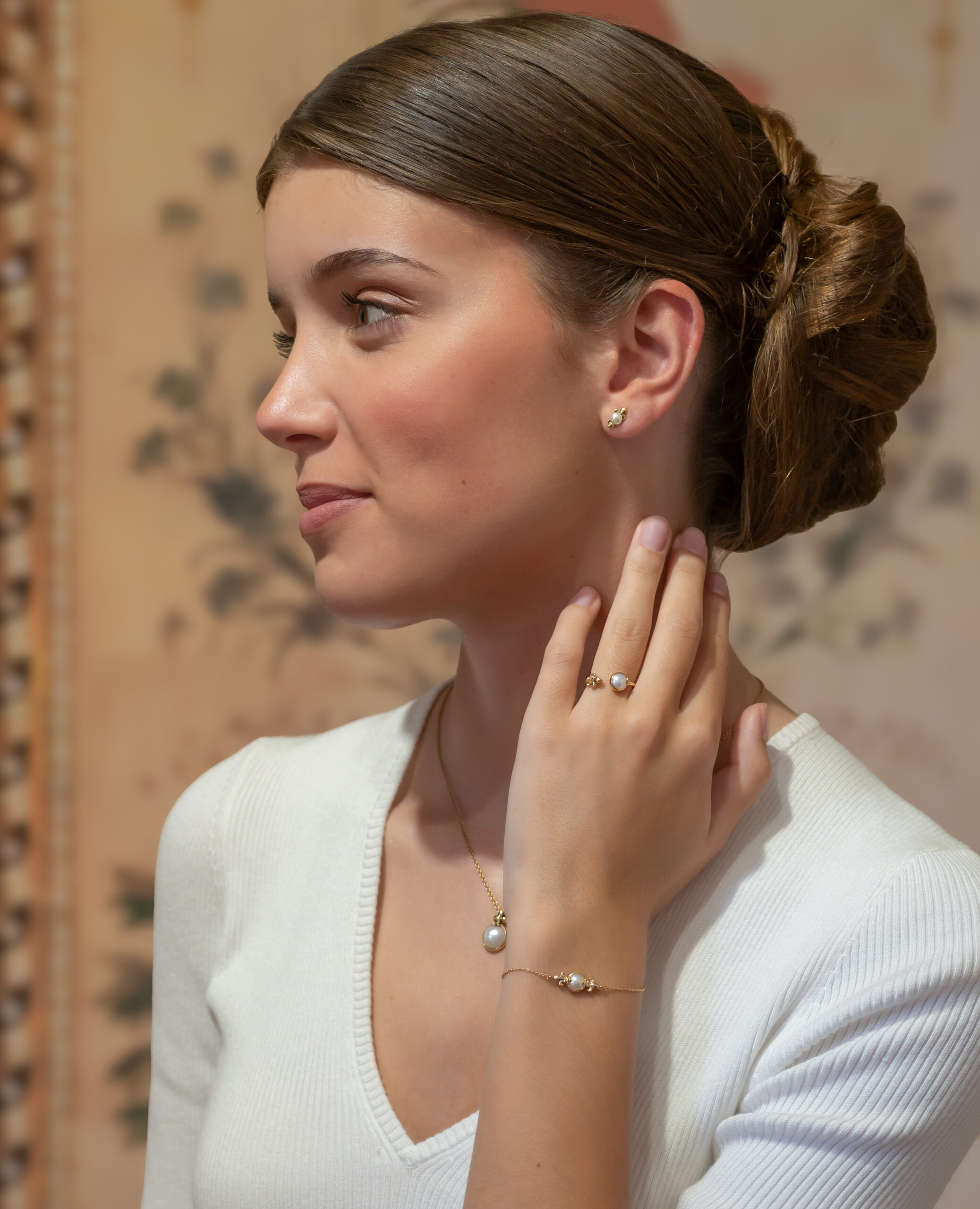 Parure Lys royal portée – Capsule Joaillière Bellifontaine